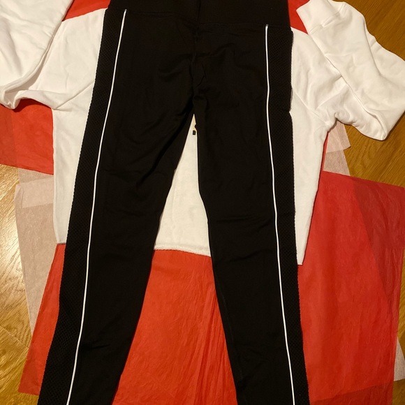 ❤️NWT VS PINK M/L OUTFIT❤️ - Picture 4 of 7